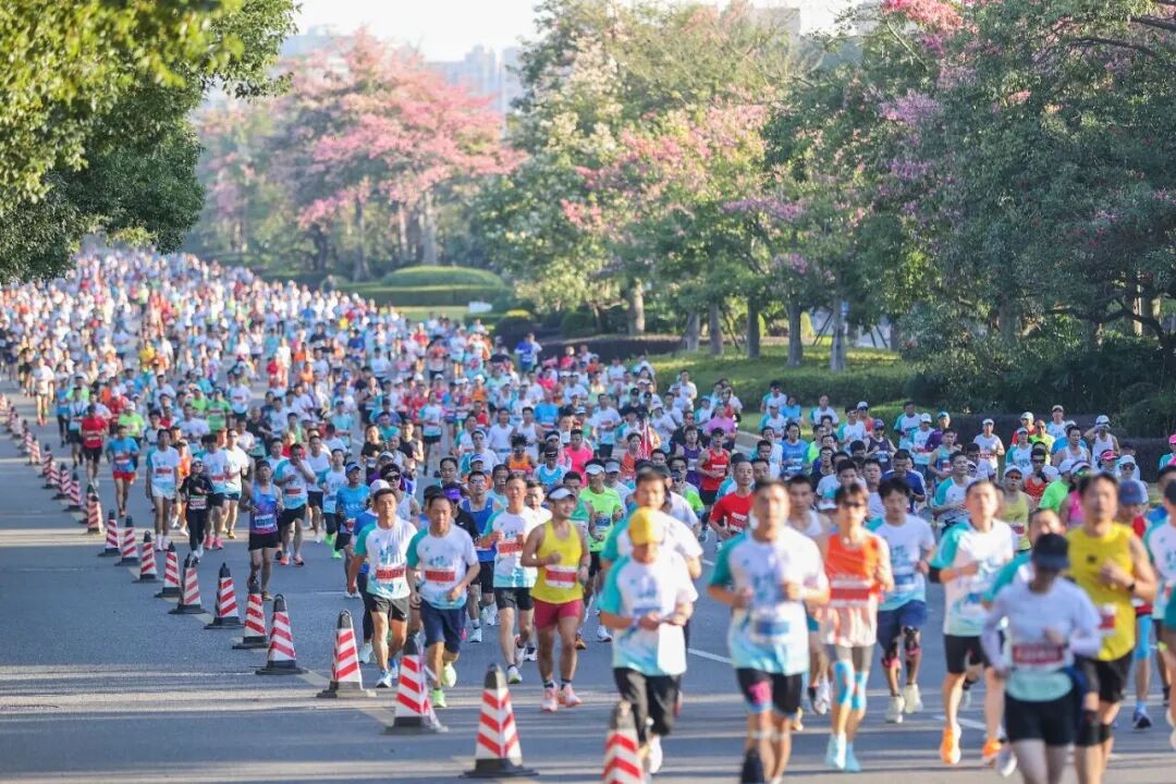 燃情晉江 跑出精彩|強(qiáng)輝×2025晉江馬拉松熱血開(kāi)跑